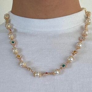 Elegant Pearl and Gold Necklace